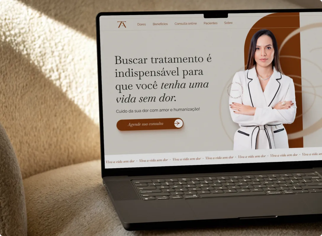 Site da Dra. Taíssa exibido em um notebook sobre a mesa